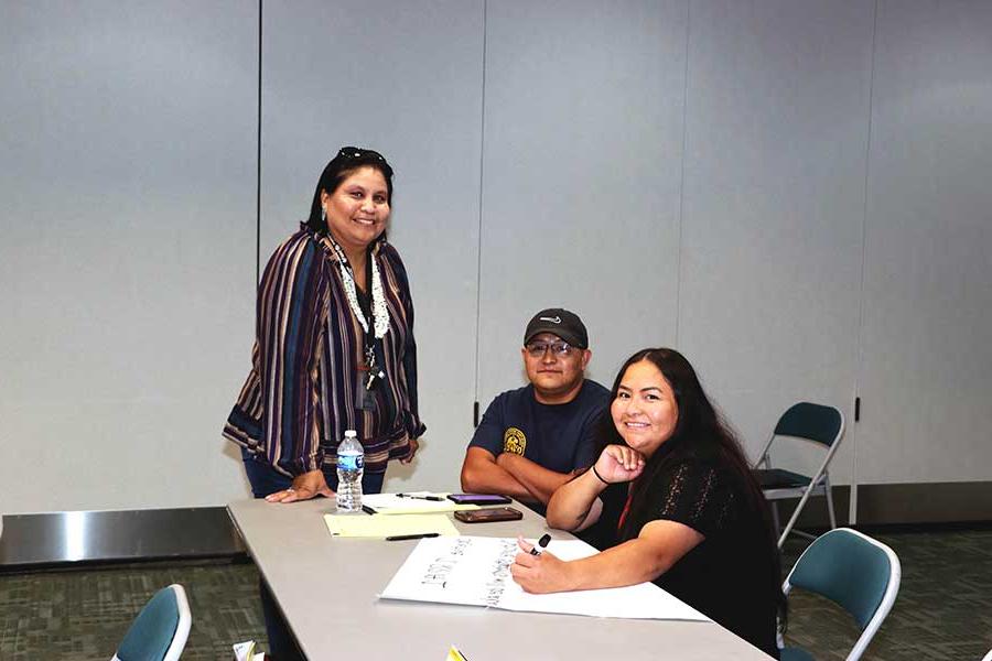 两名就读于TeachUp学院的SJC学生正在与新墨西哥州西部的顾问会面