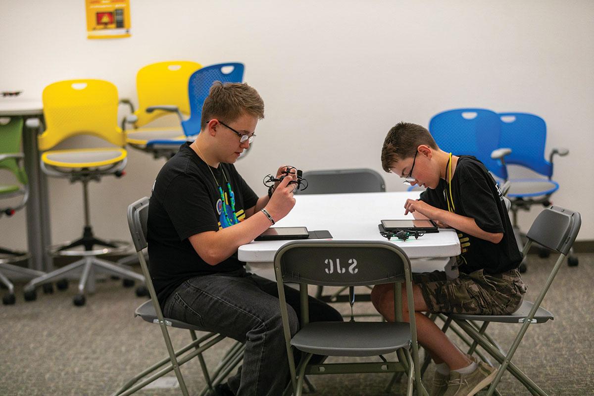 在基因网络项目中，两个学生坐在一张桌子旁