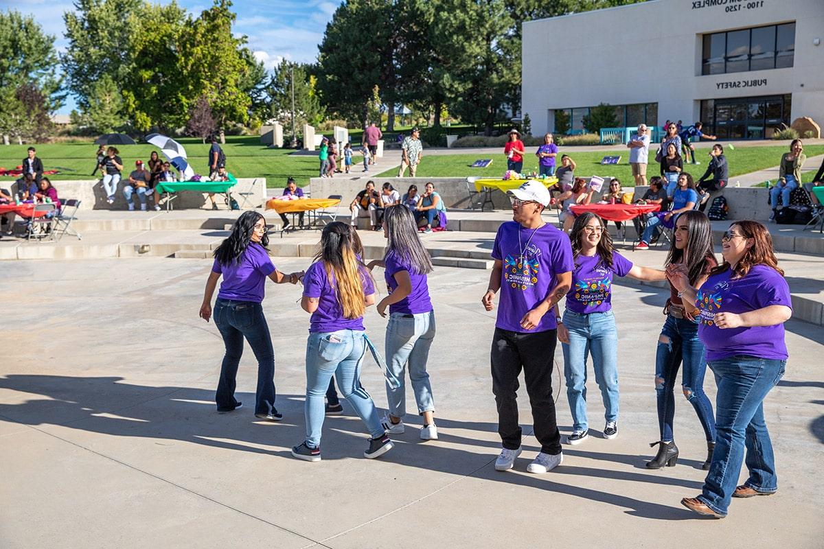 学生们在学习公共广场的日落庆典上享受舞蹈