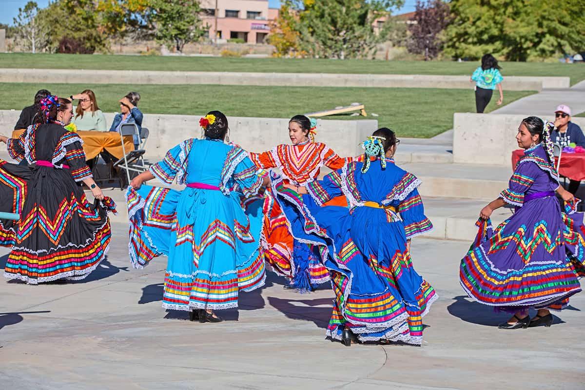 在太阳集团娱乐场登陆网站学习公地广场举行的日落派对上，舞者们表演传统的墨西哥民间舞蹈.